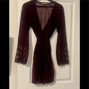La Vie en Rose Purple robe with lace details